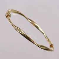 Stelt armband, vriden dekor, innermått ca 18cm, bredd 4mm, GHA. 18K Vikt: 5,9 g