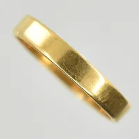 Ring, stl 18¼, bredd 3 mm, gravyr, 18K. Vikt: 2,8 g