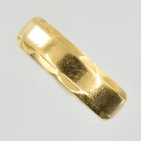 Ring, stl 17¼, bredd 5 mm, gravyr, 18K. Vikt: 4,7 g