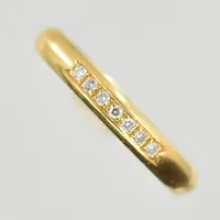 Ring med diamanter 0,07ctv, stl 17½, bredd 3 mm, gravyr, 18K. Vikt: 2,2 g