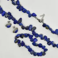 Set med Lapis lazuli, collier längd 45 cm med metall, armband trädd på resårband, 1 par örhängen silver.