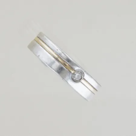 Ring med diamant, Ø 16 mm, bredd 5,1 mm, graverad, 18K/925/1000 Vikt: 5 g
