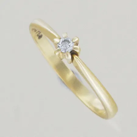 Ring med diamant 0,05ct, Ø 18½ mm, bredd 5 mm, 18K Vikt: 2,2 g