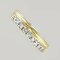 Ring med diamanter 9 x 0,04ct tot 0,36ct, Ø 19 mm, bredd 5 mm, graverad, 18K Vikt: 7,2 g