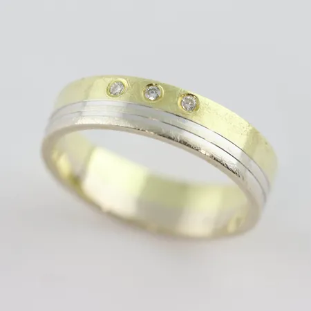 Ring tvåfärgad med diamanter ca 3x0,02ct, stl 17½mm, bredd ca 4,9 mm, 18k röd och vitguld Vikt: 5,6 g