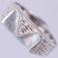 Ring, stl: 17, bredd: ca 4-6mm, 835/1000, silver Vikt: 2,9 g