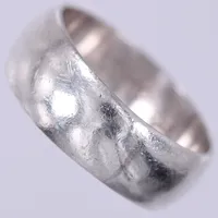 Ring, stl: 16½, bredd: ca 6mm, 925/1000, silver Vikt: 4,1 g