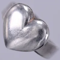 Ring hjärta, stl ca 18¾, bredd ca 2-13,5mm, justerbar, aningen skev skena, silver 925/1000  Vikt: 5,1 g