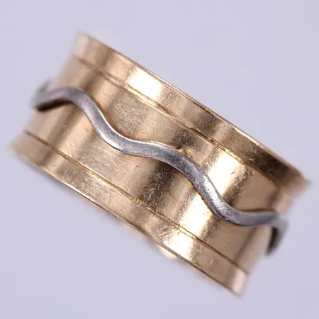 Ring, Stigbert, år 1955, stl ca 16½, bredd ca 9,3mm, något skev, 18K  Vikt: 3,6 g