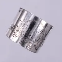 Servettring med gravyr, Ø ca 4,5cm, bredd ca 3,7cm, silver 830/1000 Vikt: 17,7 g