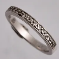 Ring i Platina, stl 15½, bredd 2,4mm, 15st Diamanter, mått ca Ø1,1mm, tillverkad av UBJ, stämplad PLAT, vikt 3,24g.