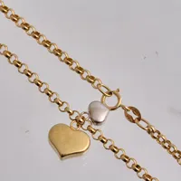 Armband i 18K guld, 18cm, Ärtlänk, bredd 2,5mm, 2st hängen, Hjärtan, det mindre i vitguld, vikt 2,01g.