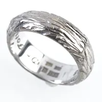 Ring, vitguld, stl 16½(52), bredd 6mm, 18k, gravyr Vikt: 8,5 g