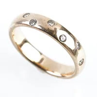 Ring m 6 diamanter, stl 18½(57), bredd 4,5mm, 18k Vikt: 6,6 g