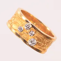 Ring med 4 diamanter 0,21ct enl gravyr, stl 19, bredd 9mm, 18K 11,5g Vikt: 11,5 g