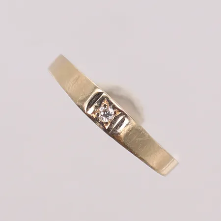 Ring med vit sten, stl 15½, bredd 2-3mm, 18K, 1,4g Vikt: 1,4 g