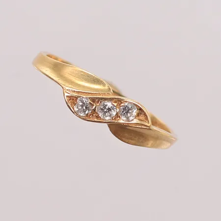 Ring med vita stenar, stl 17¼, bredd 2-5mm, 14K Vikt: 1,7 g