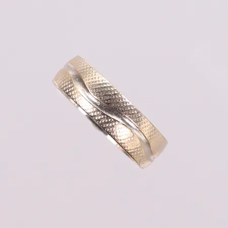 Ring stl 19, bredd 6mm, vitguld, 14K  Vikt: 4,4 g