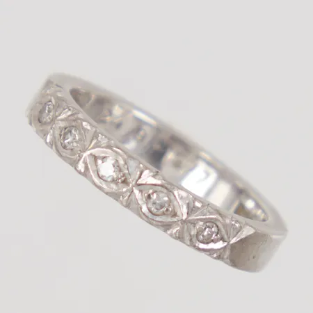 Ring, stl 15½, bredd 3,1mm, åttkantslipade diamanter 5x ca 0,005ct, gravyr, 18K vitguld,  Vikt: 4,5 g