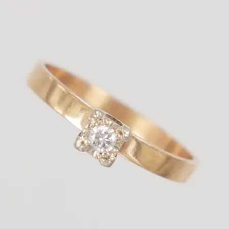 Ring, stl 18¼, bredd, 2,5mm, diamant 1x ca 0,07ct, nagg, vitguldsfattning, 18K Vikt: 2,5 g