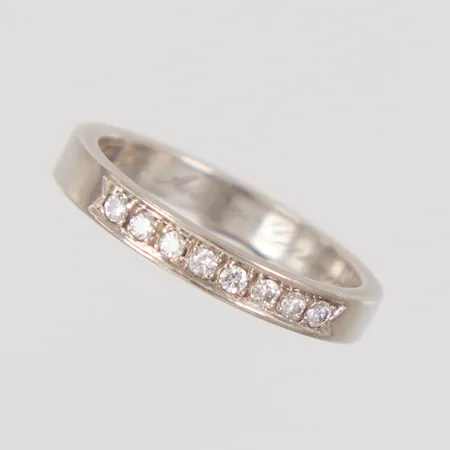 Ring, stl 17¾, bredd 3,2mm, diamanter 8x ca 0,02ct, gravyr, smärre repor, vitguld 18K Vikt: 4,5 g