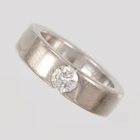 1 Ring, stl 20¼, bredd 6,6mm, briljantslipad diamant 1x0,74ct (W-VVS) enligt gravyr, gravyr, Kaplans Safir AB år 1998, vitguld 18K,  Vikt: 22,5 g