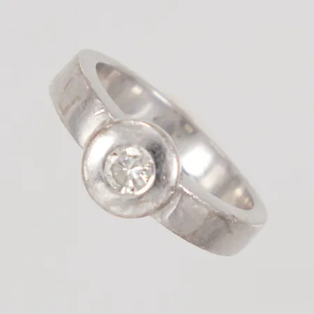 Ring stl 15¾, bredd 3-7,4mm, diamant 1x ca 0,16ct, vitguld, repig, 18K  Vikt: 6 g