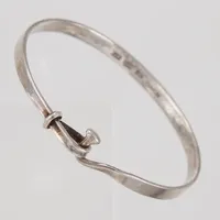 Armring, Georg Jensen, öppningsbar, loop, modellnr: 204, design Vivianna Torun Bülov-Hübe, mått ca 50x60mm, bredd ca 3,5-5,4mm, 925/1000 Silver Vikt: 14,8 g