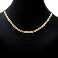 Collier, 18K guld, trefärgad flätad modell, Guldfynd (GHA), längd 42,0 cm, bredd 4 mm, mycket fint skick Vikt: 6,1 g