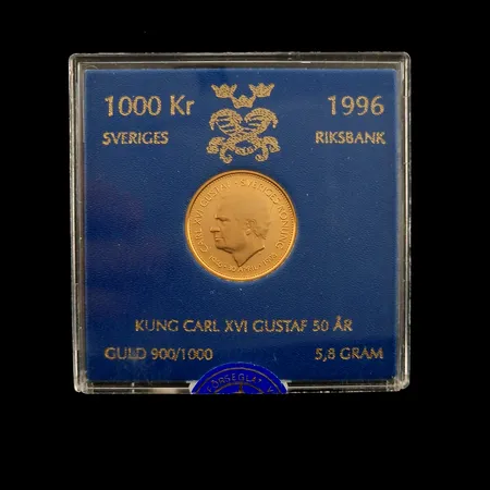 Guldmynt Sverige, 1000 kronor, Kung Carl XVI Gustaf 50 År 1996, fint ex, 900/1000 (21,6K guld), förvaras i originaletui, obruten plombering Vikt: 5,8 g