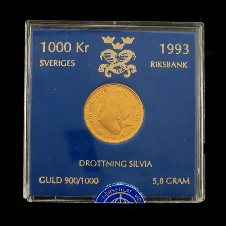 Guldmynt Sverige, 1000 kronor, Drottning Silvia 1993, fint ex, 900/1000 (21,6K guld), förvaras i originaletui (etui med mindre defekt i ett hörn), bruten plombering Vikt: 5,8 g