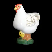 Figurin Höna, Lisa Larson ur serien "Leghorn", höjd 14 cm, Gustavsberg K-Studion (1997), signerad undertill i botten, fint skick utan anmärkning, vikt omkring 388 gram Skickas med paket.