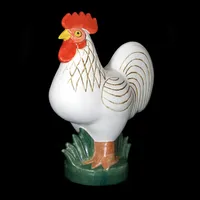 Figurin Tupp, Lisa Larson ur serien "Leghorn", höjd 18 cm, Gustavsberg K-Studion (1997), signerad undertill i botten, minimalt glasyrbortfall på ett ställe i nederkant (möjligen från tillverkning), för övrigt i fint skick utan anmärkning, vikt omkring 510 gram Skickas med paket.