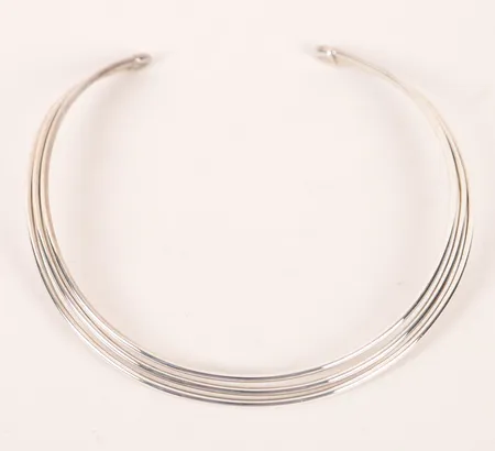 Stelt collier, Bayanihan, Ø ca 12,2cm, bredd ca 8-11mm, 925/1000 silver Vikt: 59,3 g