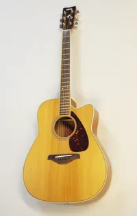 Halvakustisk gitarr Yamaha FGX720SCA, stålsträngad, serienr HHH061012, mjukt fodral Skickas med postpaket.