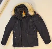 Jacka Parajumpers, masterpiece series, mörkblå, storlek medium, kvitto Johnells 2019 Skickas med postpaket.