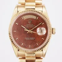 Herrur Rolex Oyster Perpetual Day-Date, 18K, automatisk, ref-nr:18038, serie-nr:8646886, årtal ca 1985, cal:3055, verk-nr:0714590, boett-nr:18000, Ø36mm, safirglas, viss slitage på visare, något slappt armband ca 18,5cm, inga tillbehör.