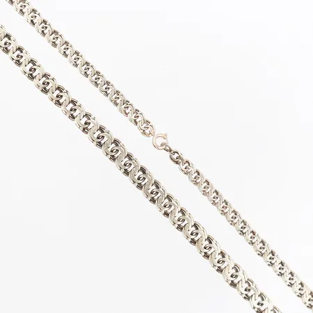 Collier, doserad Bismarck, längd 46½cm,  bredd 5-8mm, silver lås i 18K guld  Vikt: 21,5 g