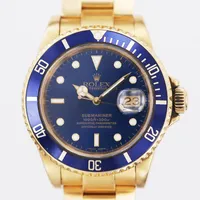 Herrur Rolex Oyster Perpetual Submariner Date, 18K, automat, ref-nr:16808, serie-nr:8384472, cal:3035, verk-nr:1314393, Ø40mm, årtal ca 1984, boett-nr:16800, 12 länkbitar monterade, ref-nr:92908 A, box, ej guldstift, ena stiften är böjda går ej lossa från fästet, viklåset är glappt, små repor, inga andra tillbehör.