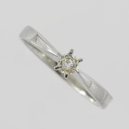 Ring med diamant ca 0,02ct, stl 15¾mm, bredd 2,5mm, 18k vitguld  Vikt: 2,1 g