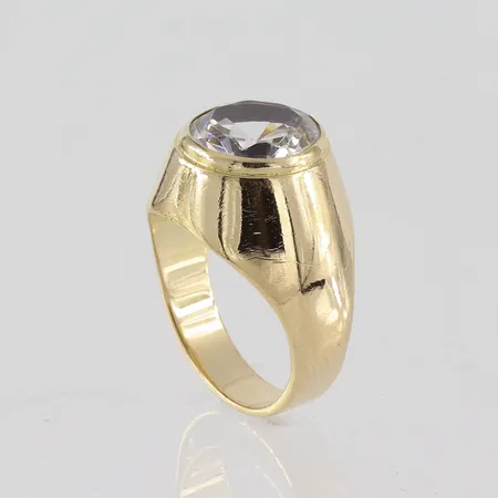 Ring med sten syntetisk spinell, stl 15¾mm, bredd 3,9-13,6mm, Johanssons Guldsmeds Ab Erik G Arvika 1975, 18k  Vikt: 5,6 g