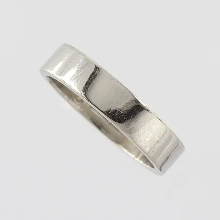 Ring slät, Petterssons Eftr Juvelerar Ab JohStockholm 1968, stl 15½mm, bredd 3,9mm, 18k vitguld  Vikt: 3,8 g