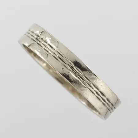 Ring mönstrad, stl 16mm, bredd 3,6mm, 18k vitguld Vikt: 2,6 g