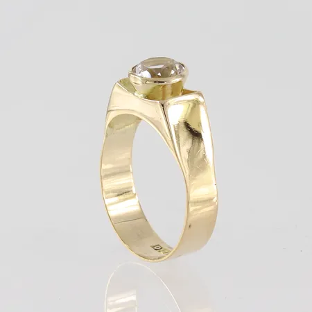 Ring med vit sten, stl 16mm, bredd 4,5-6,4mm, Göran Mattsson Arvika, 18k Vikt: 2,3 g