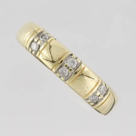 Ring med diamanter ca 6x0,03ct, stämplad GHA, stl 16¼mm, bredd 3,9mm, , 18k Vikt: 4 g