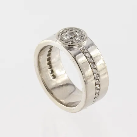 Ring  med diamanter totalt 0,48ct enligt inskription ca 1x0,10ct och 38x0,01ct, stl 16¾ mm, bredd 7,9mm , 18k vitguld Vikt: 13,4 g