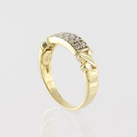 Ring med stenar kubis zirkonia, stl 16¾mm, bredd 2,4-4,8mm, 18k Vikt: 3,5 g