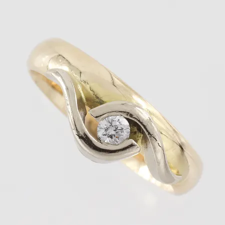 Ring med diamant 0,10ct infattad i vitguld, stl 16¾mm, bredd 3,9-7,8mm, 18k Vikt: 5,2 g