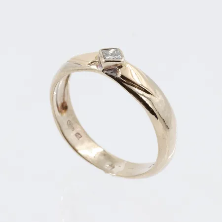 Ring med prinsesslipad diamant , stl 16½mm, bredd 3,4 mm, 18K Vikt: 3,2 g