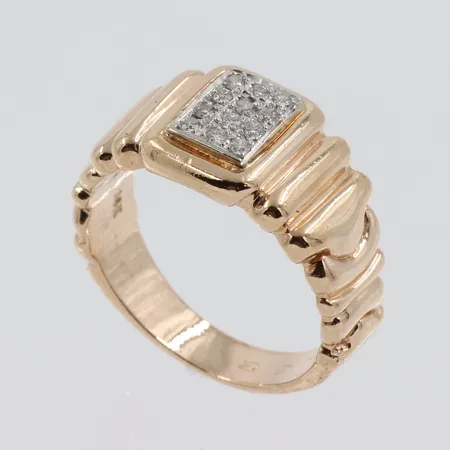 Ring med diamanter ca 12x0,007ct, stl 16½mm, bredd 3,7-10,6mm,  14K Vikt: 6,6 g